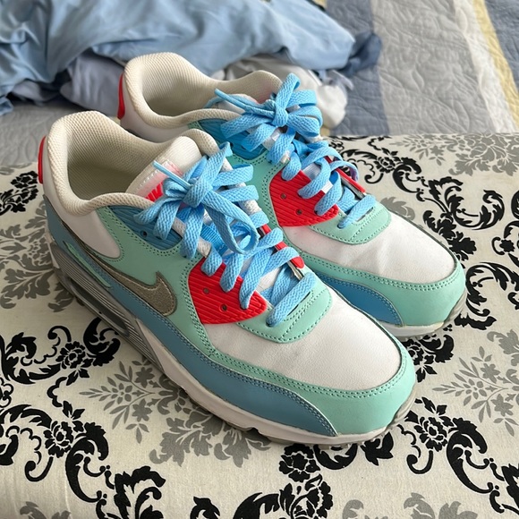 Air max 90 , size 7y - Picture 1 of 4